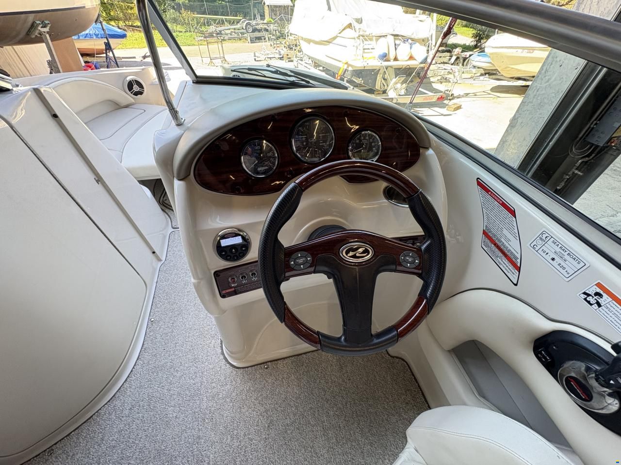 Sea Ray 220 SunDeck