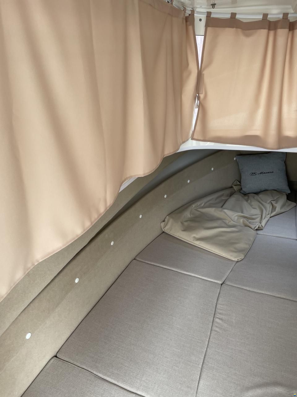 Manara Pilothouse 21'