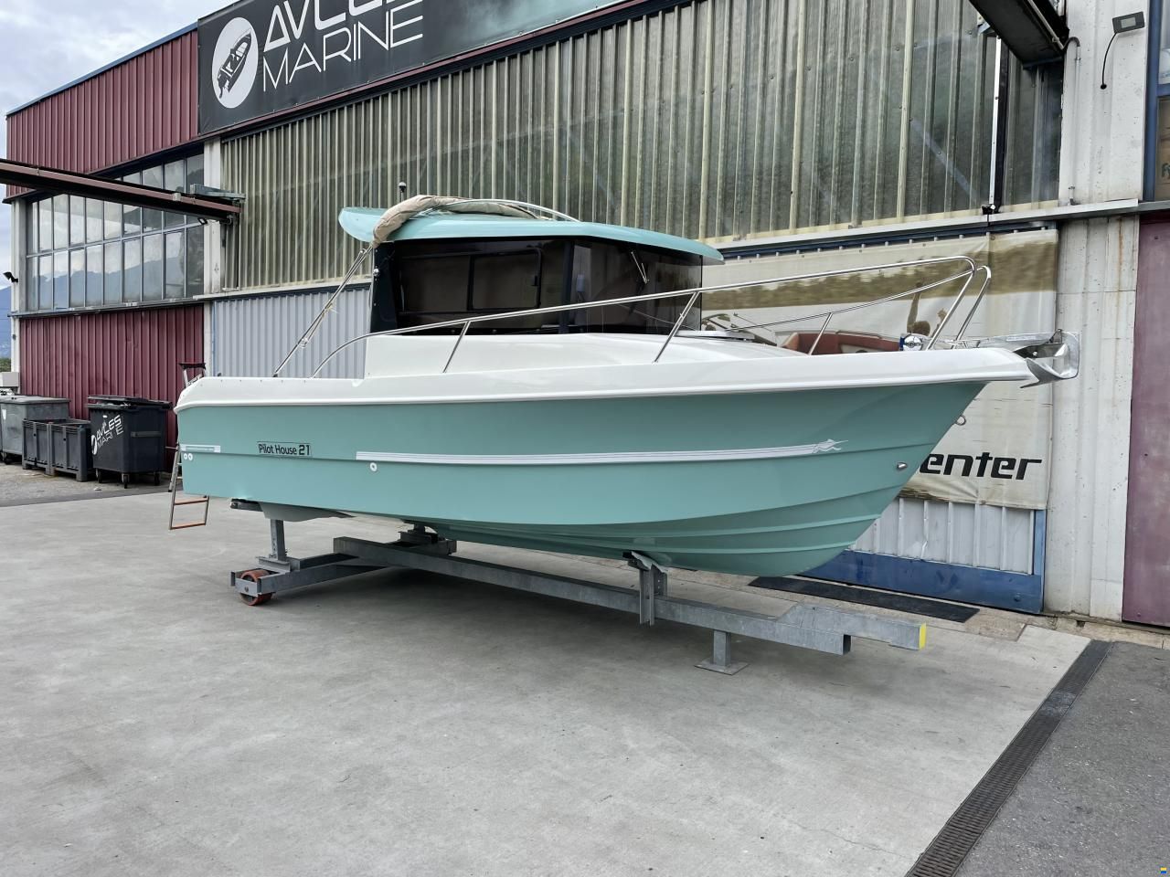 Manara Pilothouse 21'