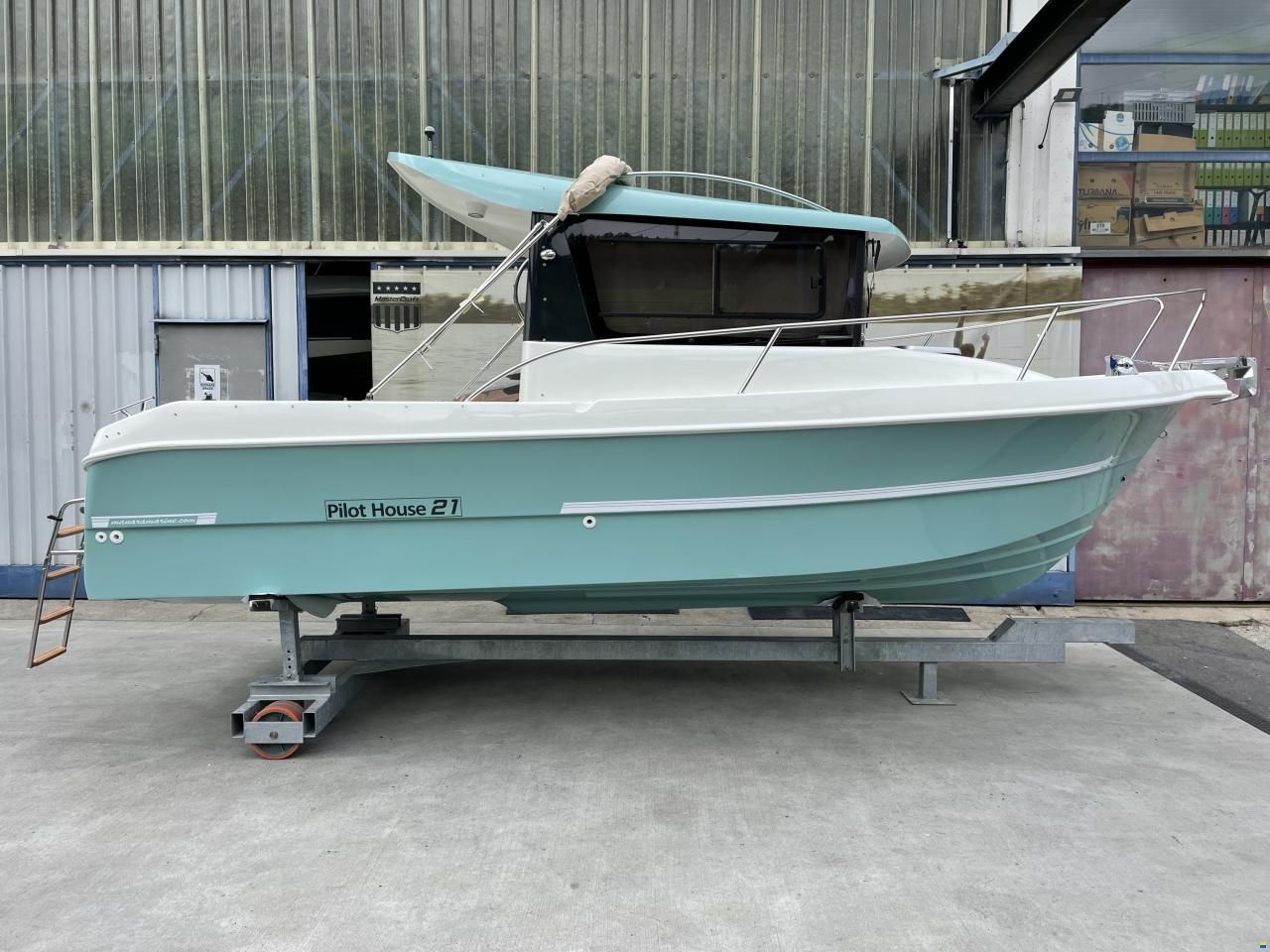 Manara Pilothouse 21'