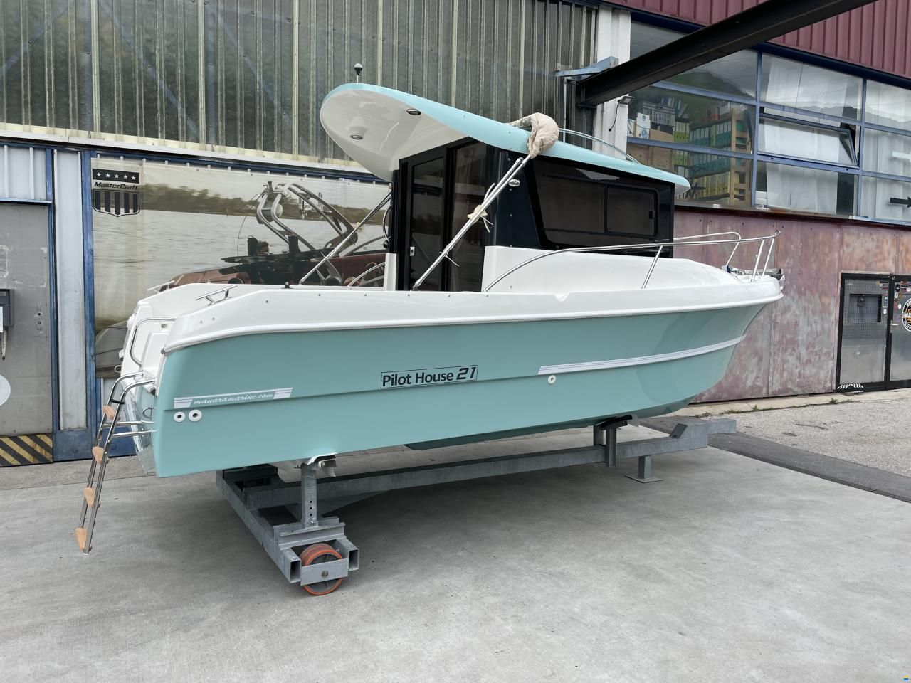 Manara Pilothouse 21'