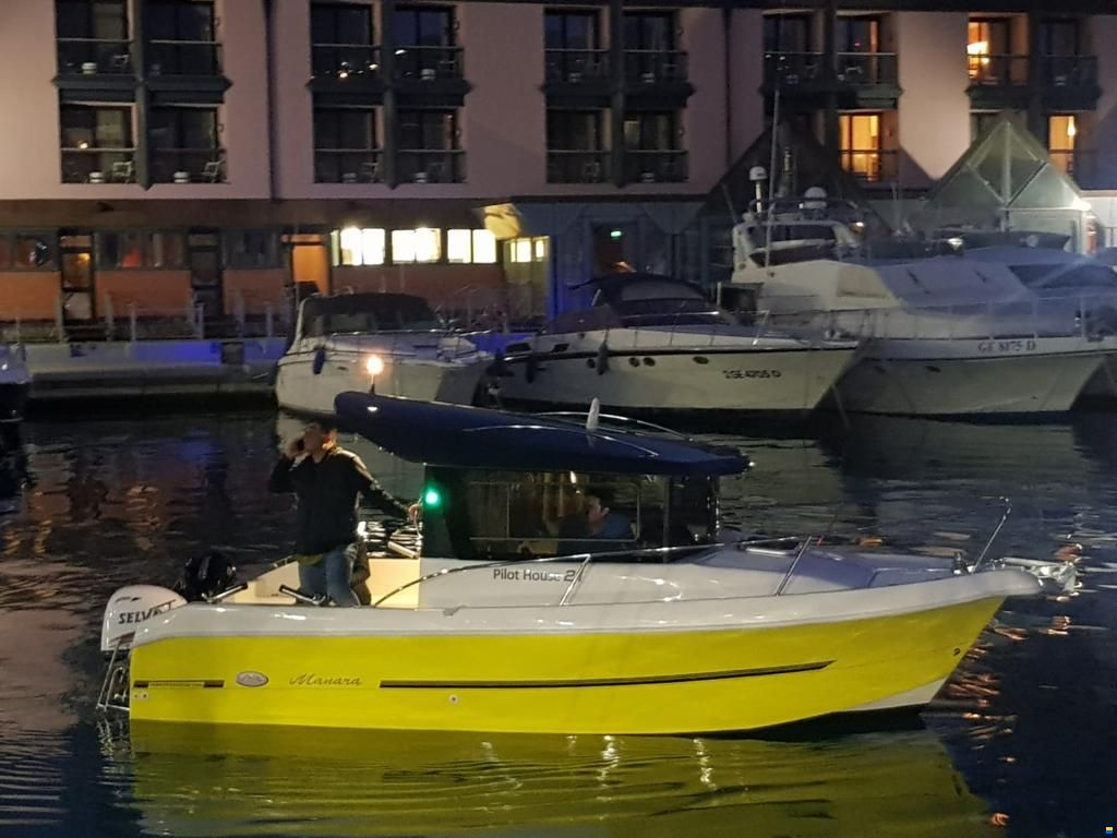 Manara Pilothouse 21'