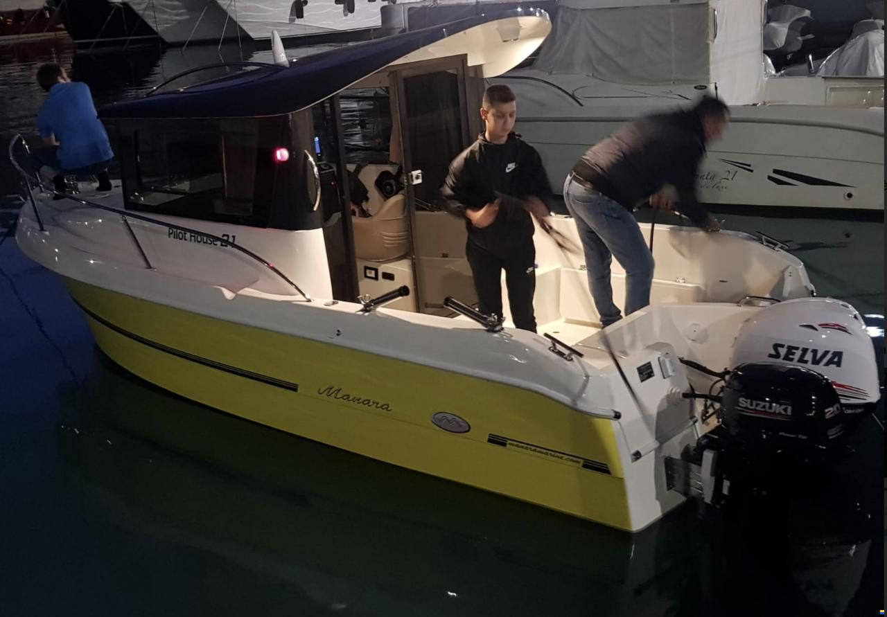 Manara Pilothouse 21'