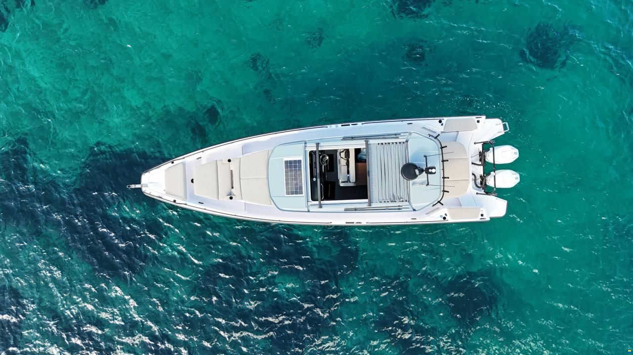 Axopar 37 Cross Cabin