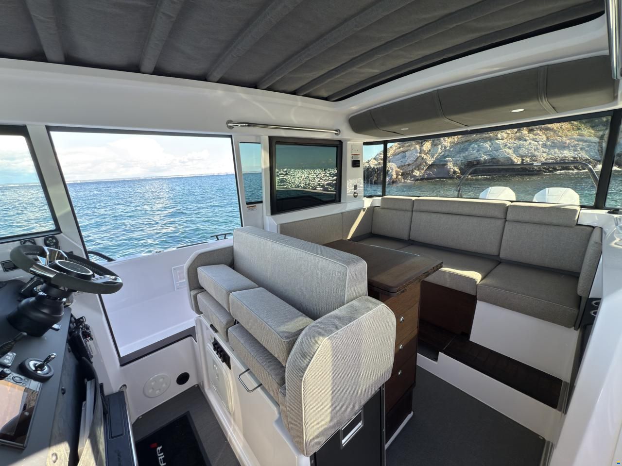 Axopar 37 Cross Cabin