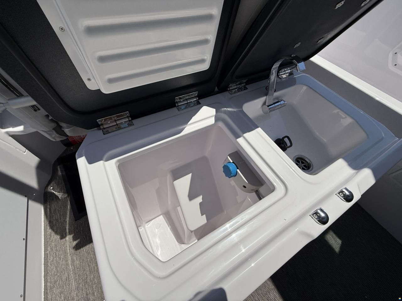 Axopar 29 XC Cross Cabin