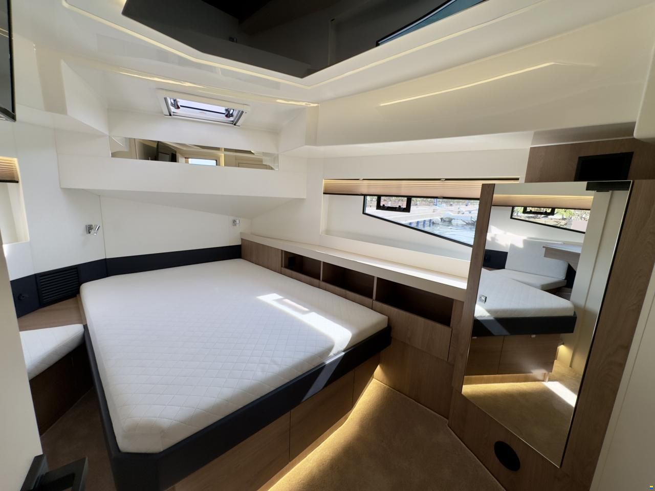 Cobra Maestro 42 Flybridge