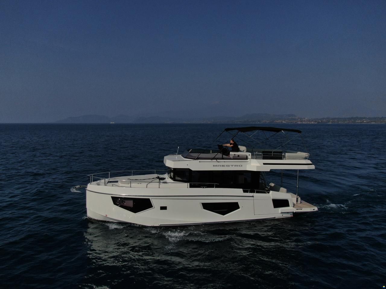 Cobra Maestro 42 Flybridge