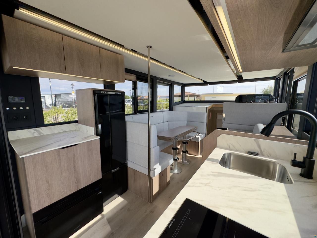 Cobra Maestro 42 Flybridge