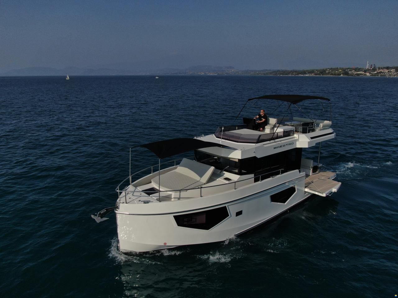 Cobra Maestro 42 Flybridge