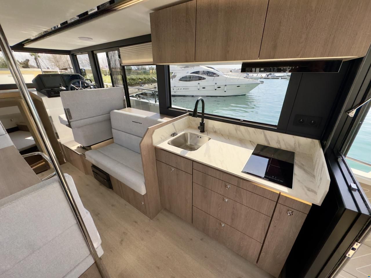 Cobra Maestro 42 Flybridge
