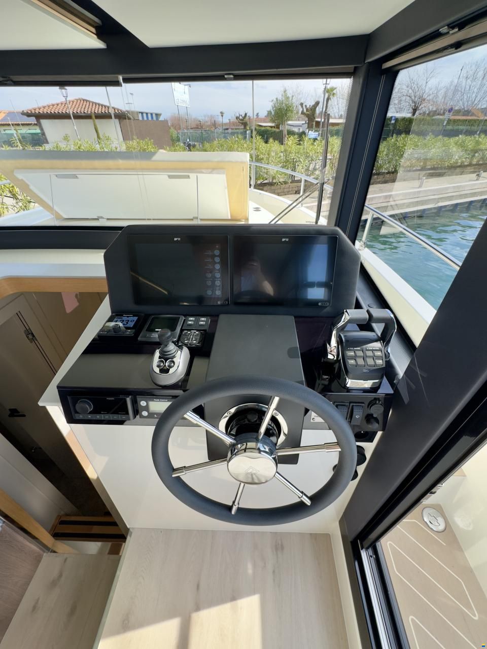 Cobra Maestro 42 Flybridge