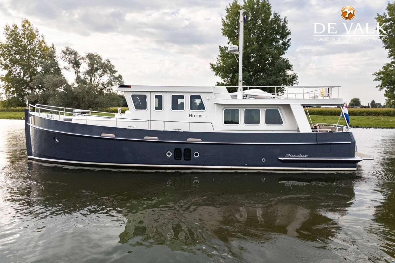Steeler Yachts Explorer 50 Pilothouse