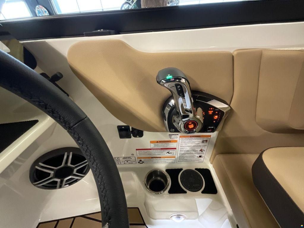 Sea Ray SDX 250 Outboard