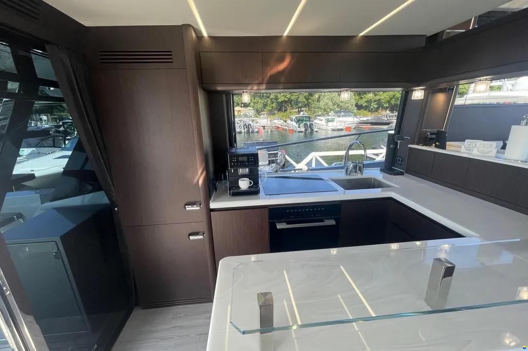 Galeon 700 Sky