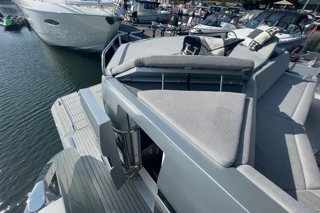 Galeon 700 Sky