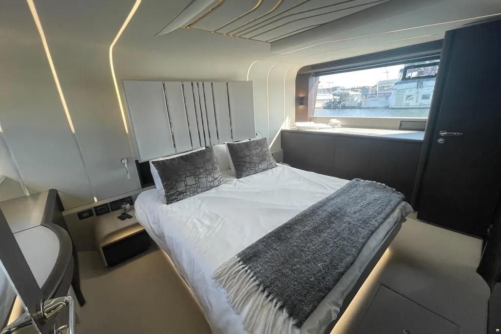 Galeon 700 Sky