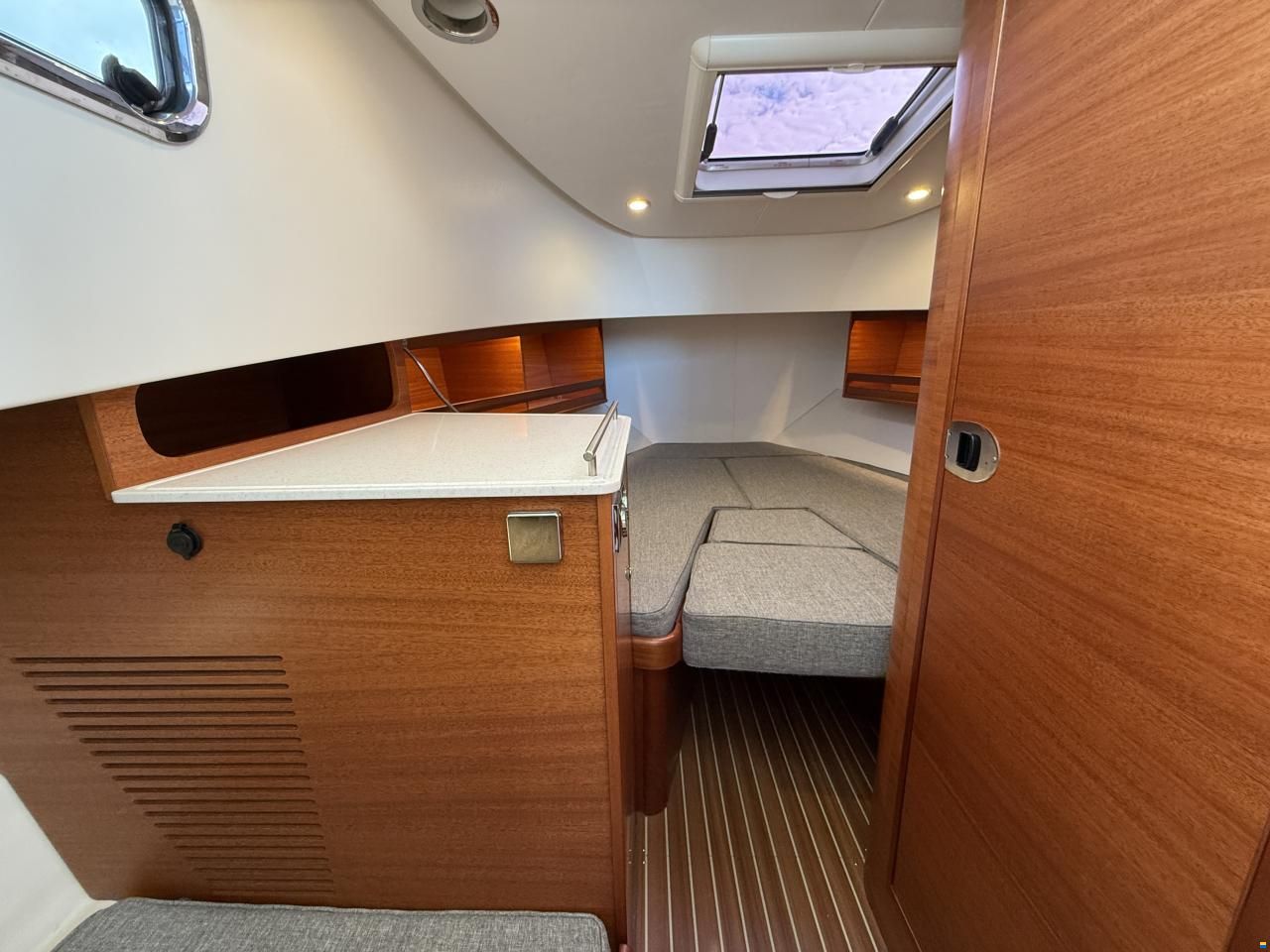 Paragon Yachts 31 Cabin
