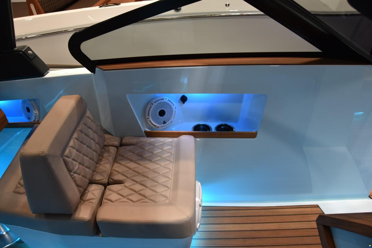 Ganz Boats Ovation 7X Cabin
