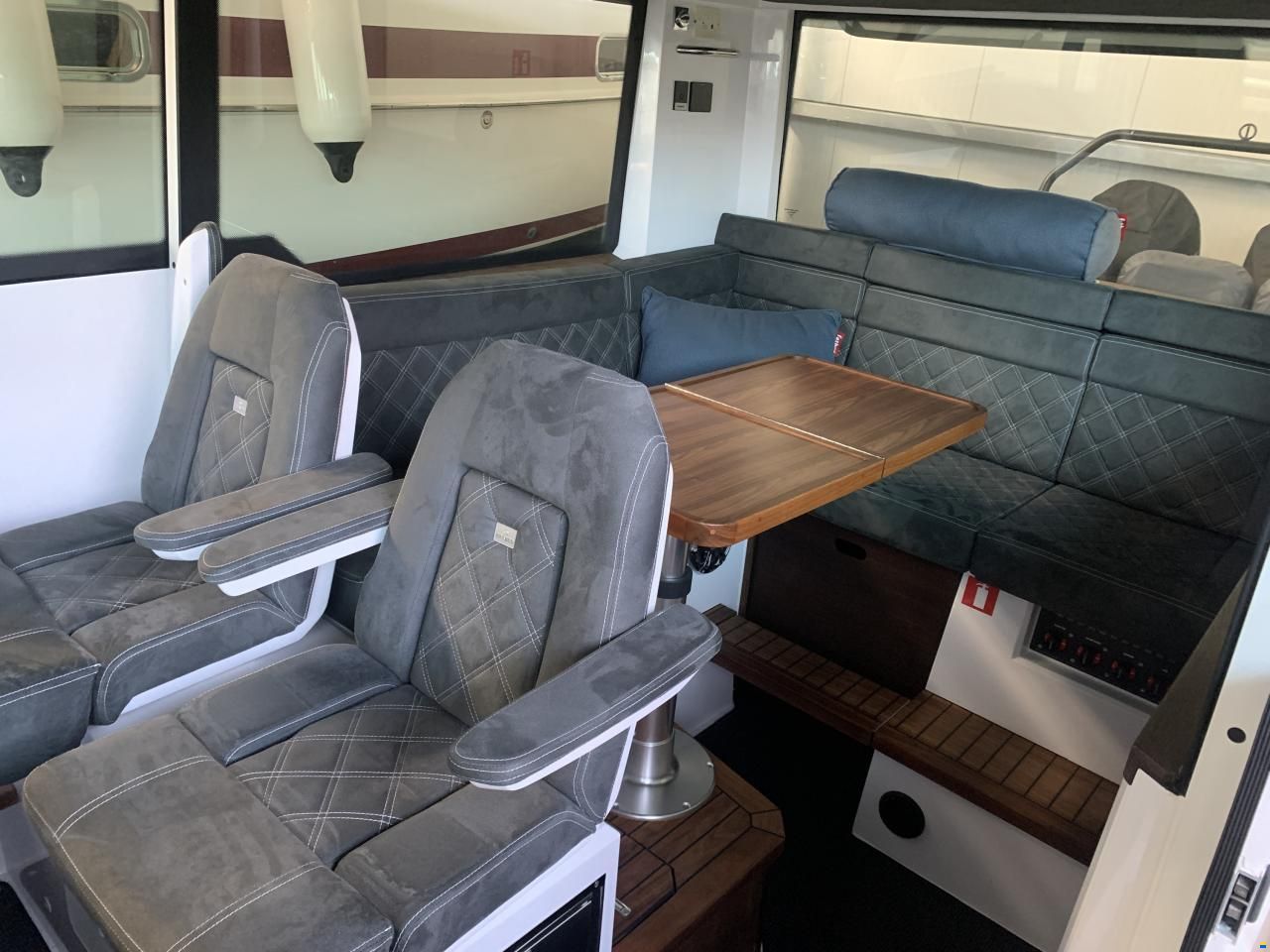 Axopar 37 Cabin