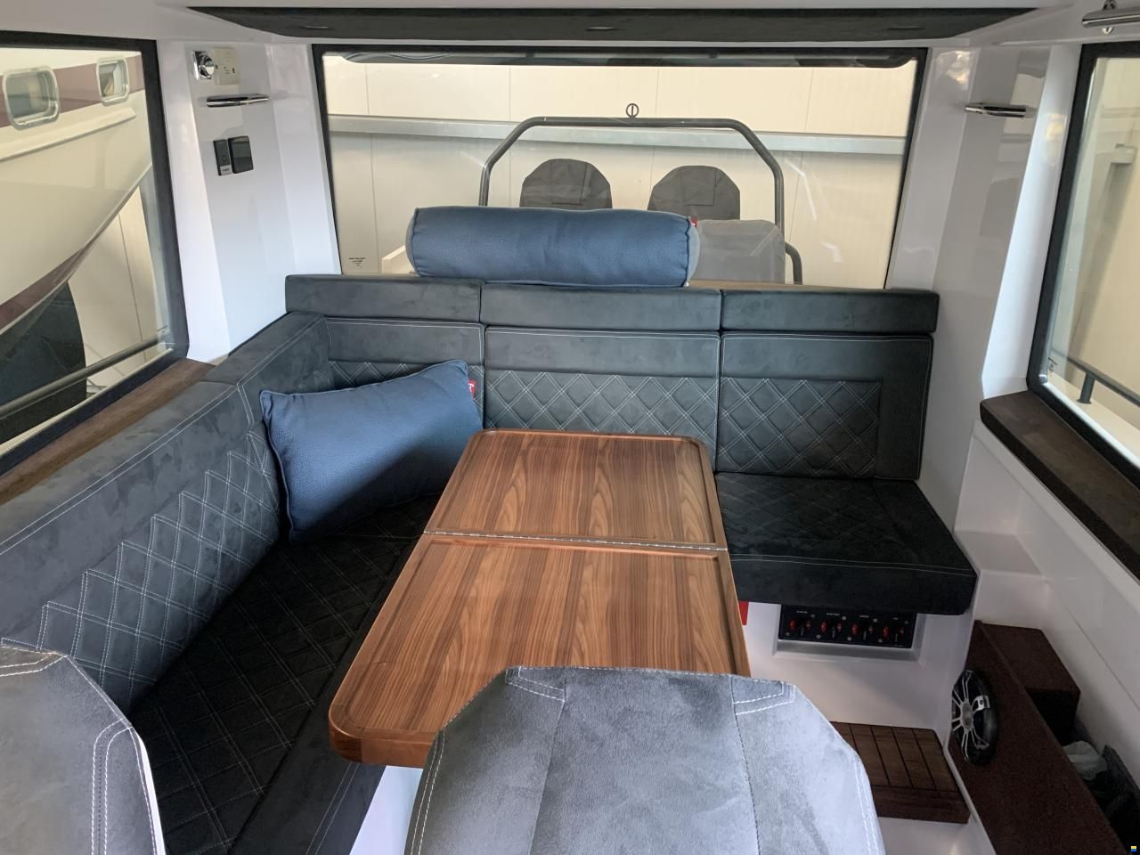 Axopar 37 Cabin