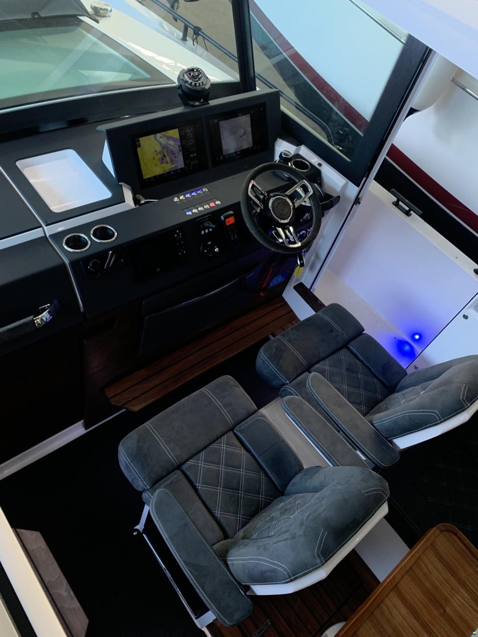 Axopar 37 Cabin