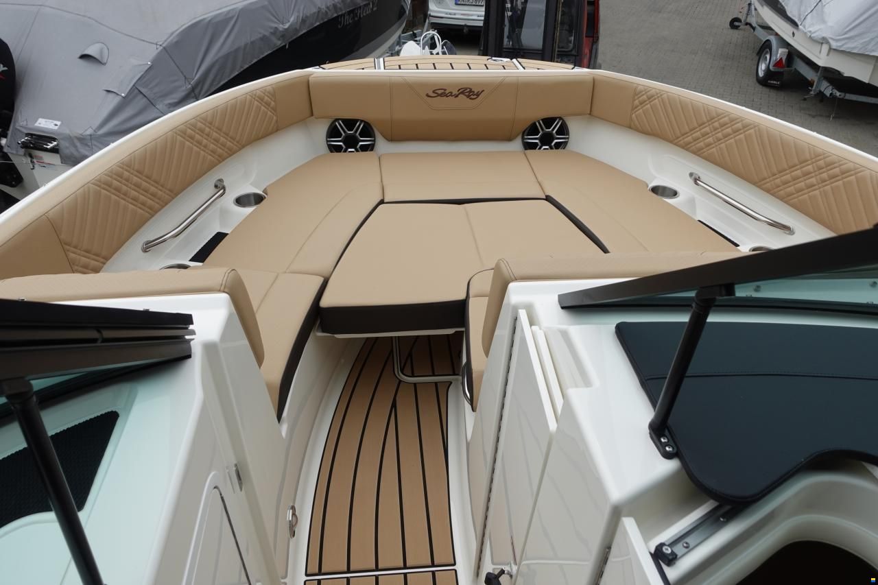 Sea Ray SDX250E & Trailer
