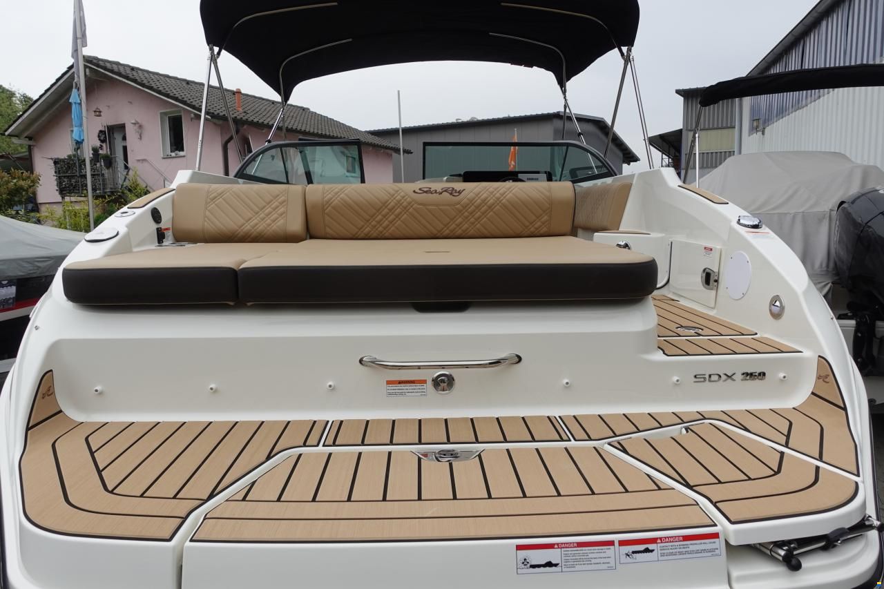 Sea Ray SDX250E & Trailer