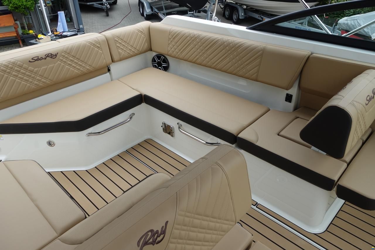 Sea Ray SDX250E & Trailer