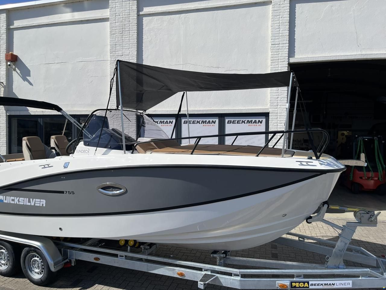 Quicksilver 755 Sundeck