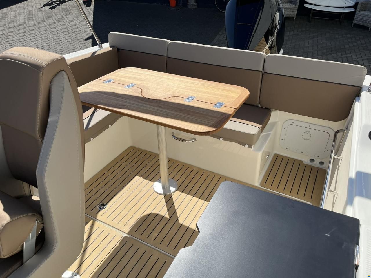 Quicksilver 755 Sundeck
