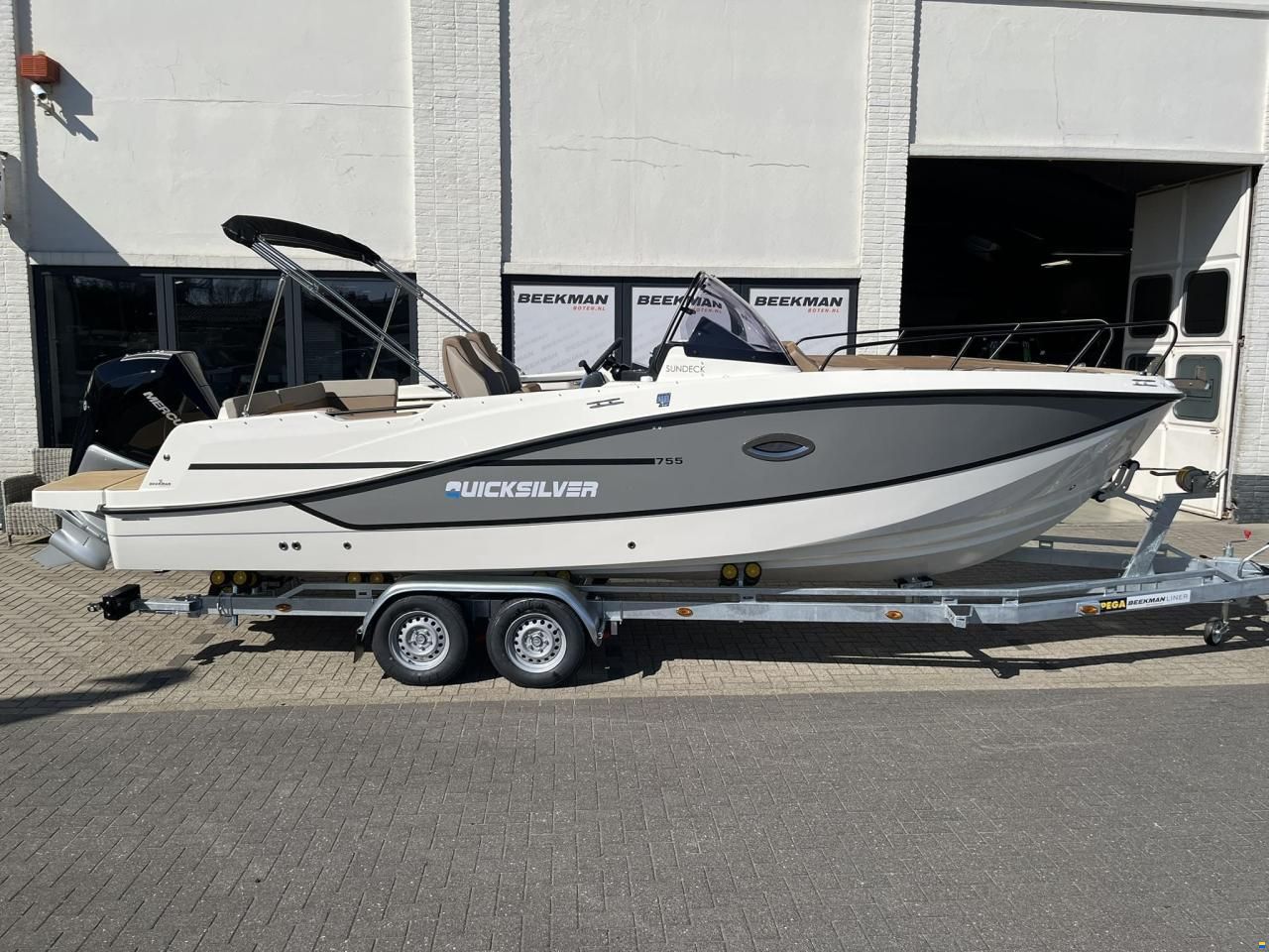 Quicksilver 755 Sundeck