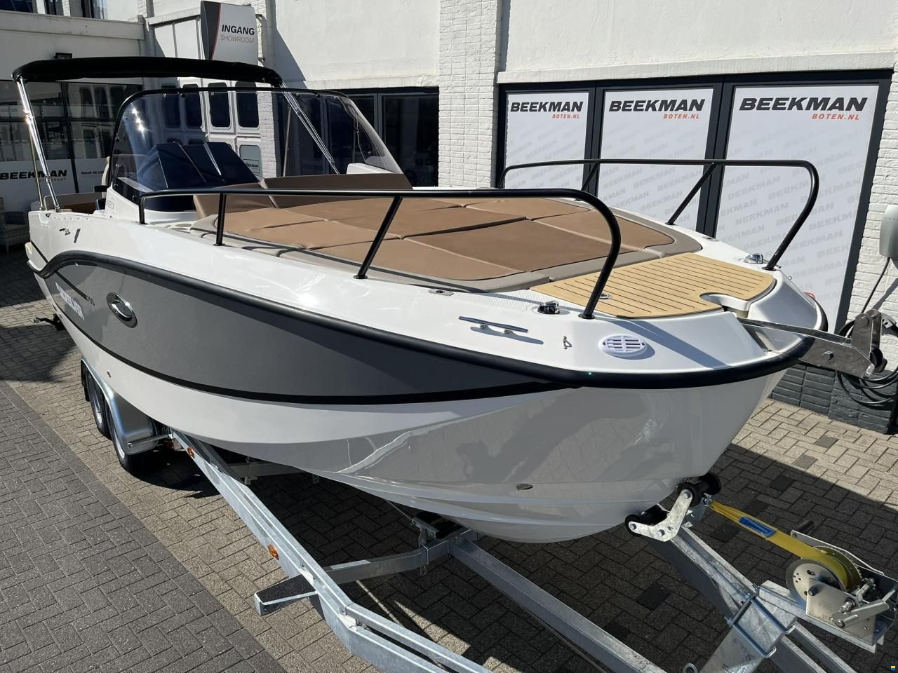 Quicksilver 755 Sundeck
