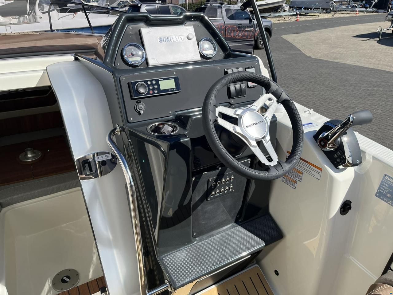 Quicksilver 755 Sundeck