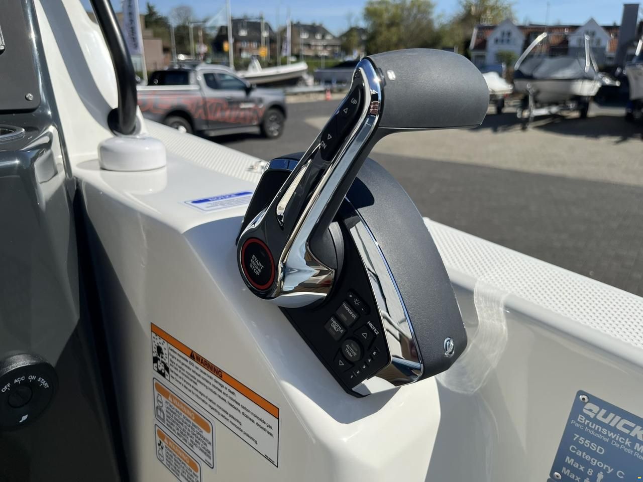 Quicksilver 755 Sundeck