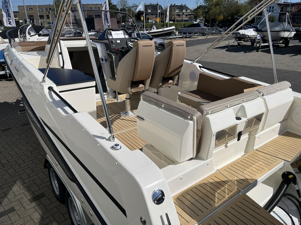 Quicksilver 755 Sundeck