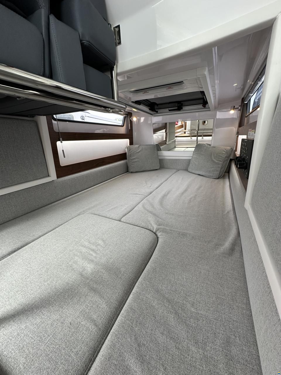 Axopar 28 Cabin
