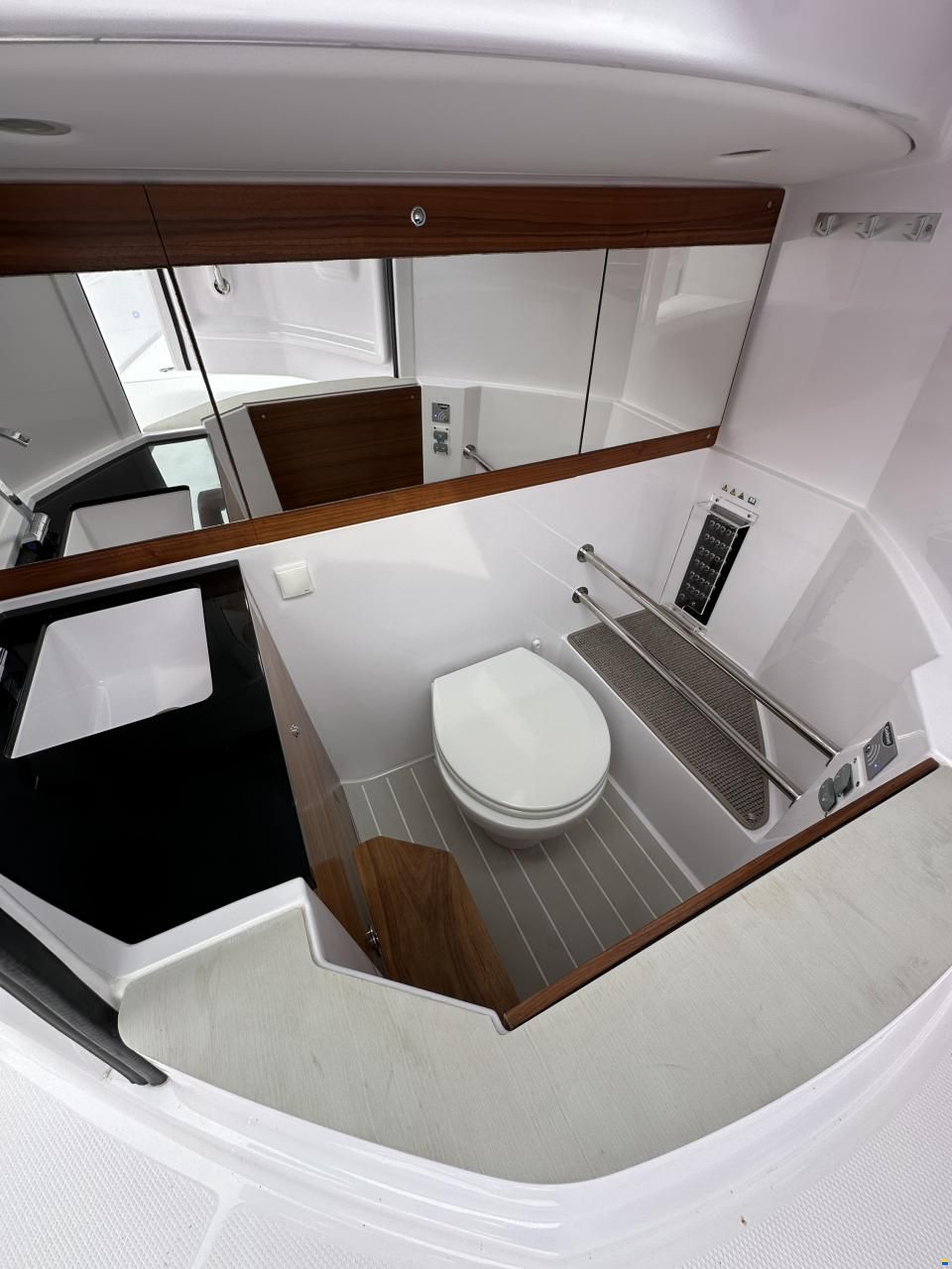 Axopar 28 Cabin