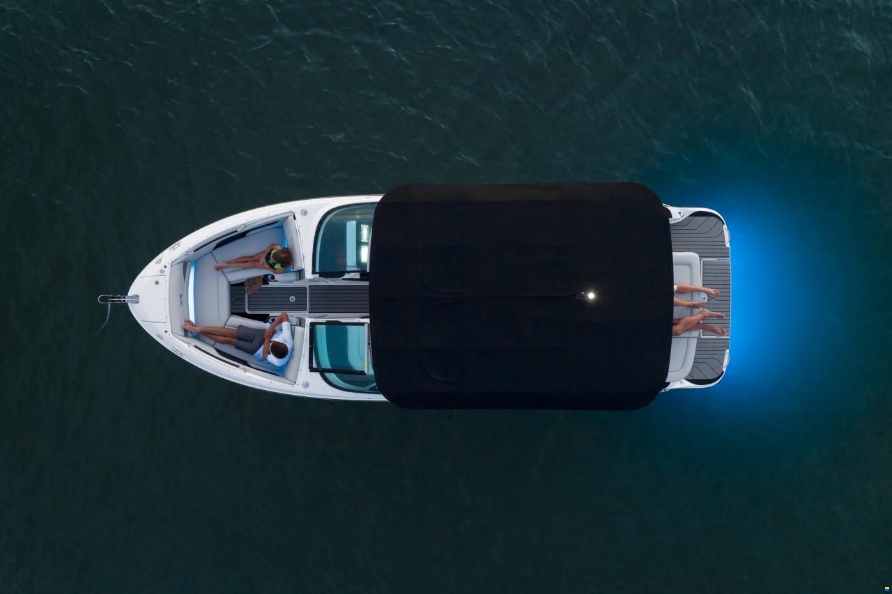 Sea Ray SLX260E & Trailer
