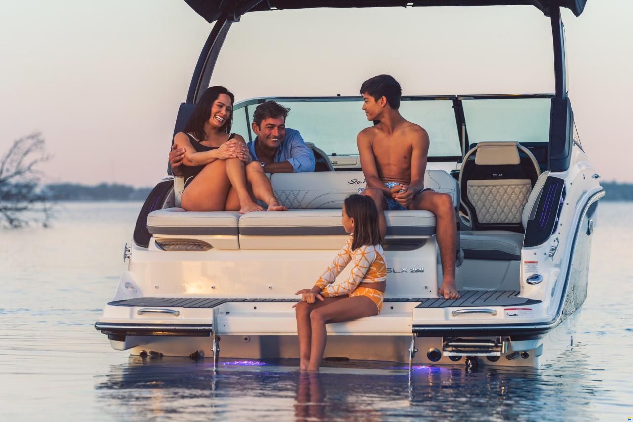 Sea Ray SLX260E & Trailer