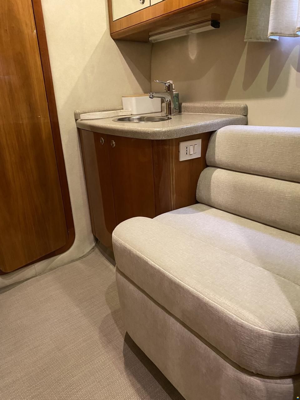 Regal 4260 Commodore