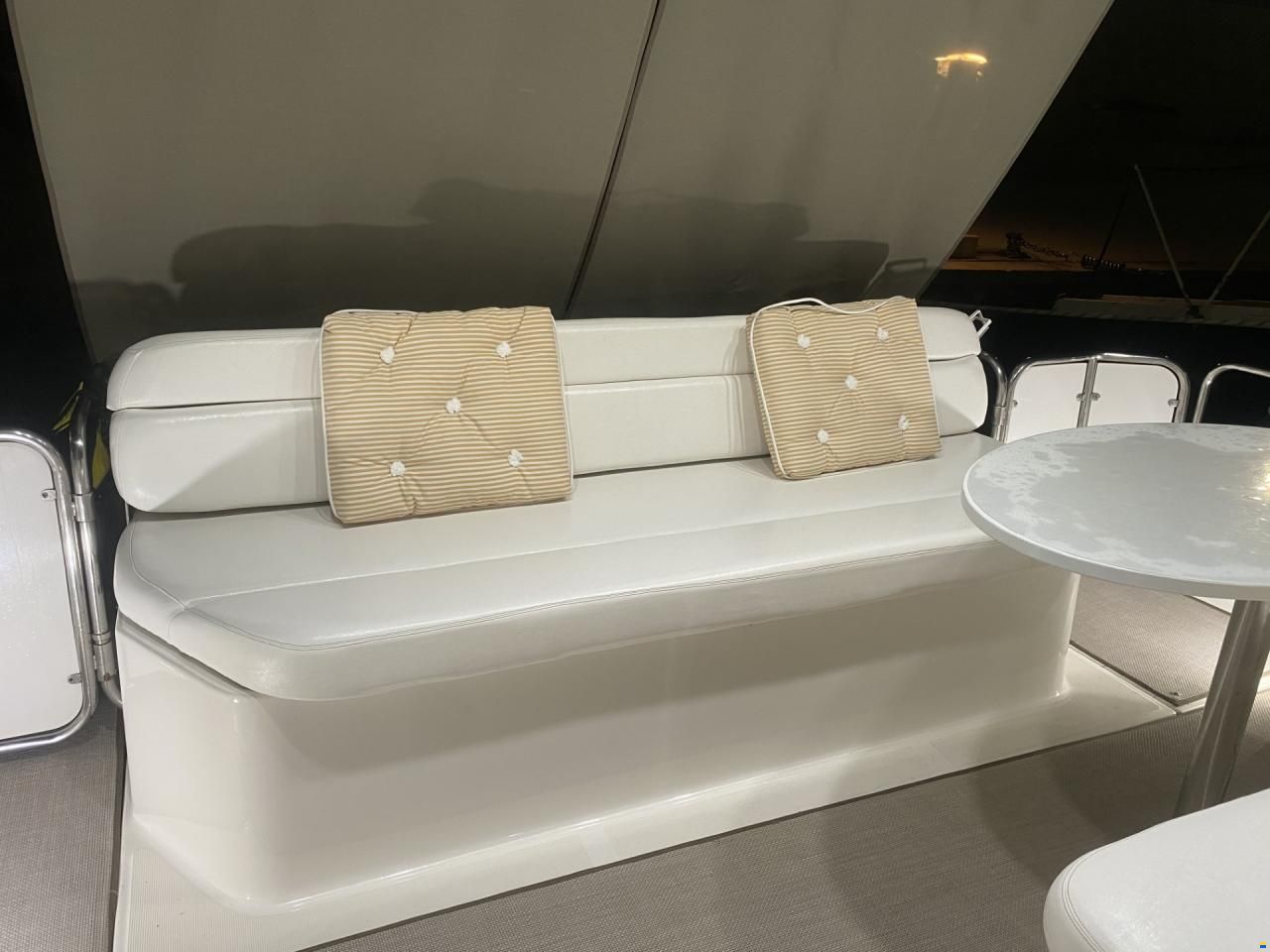 Regal 4260 Commodore