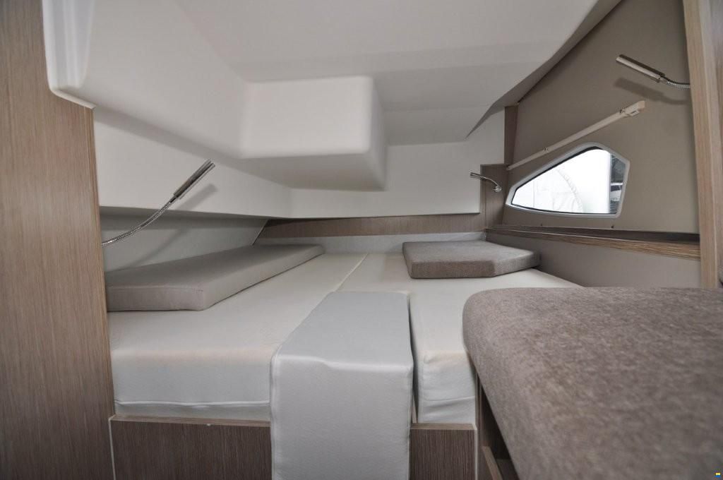 Sealine C 335
