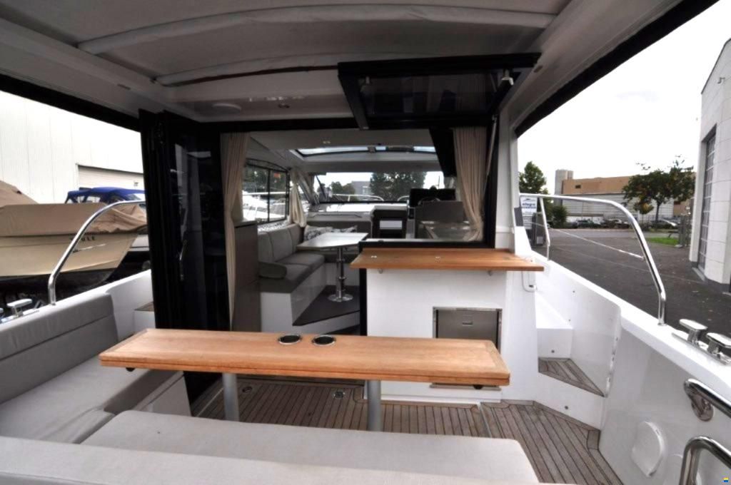 Sealine C 335