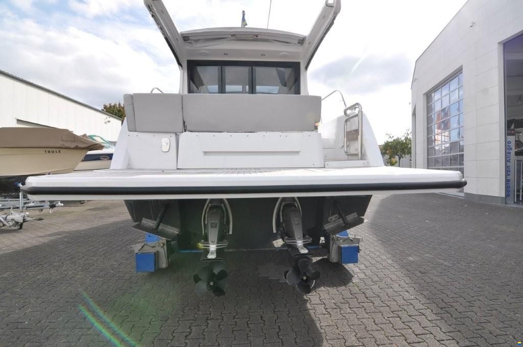 Sealine C 335