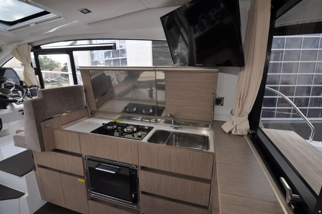 Sealine C 335