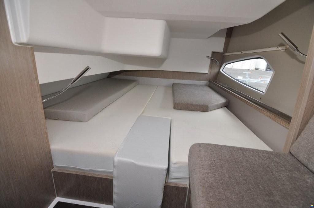 Sealine C 335