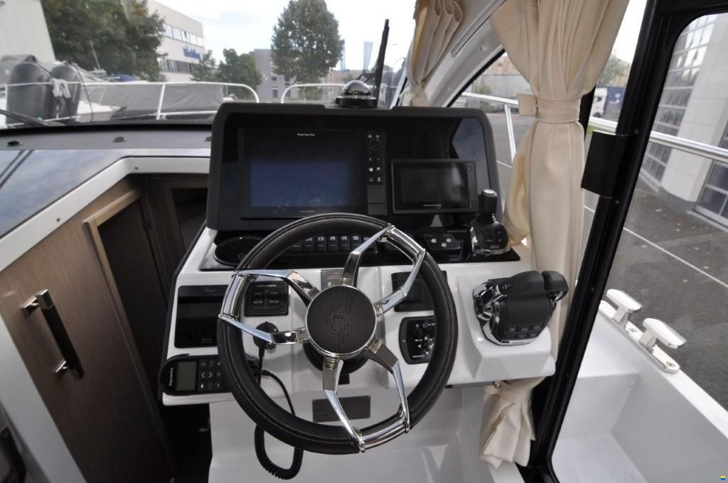 Sealine C 335