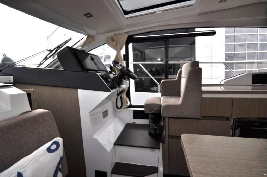 Sealine C 335