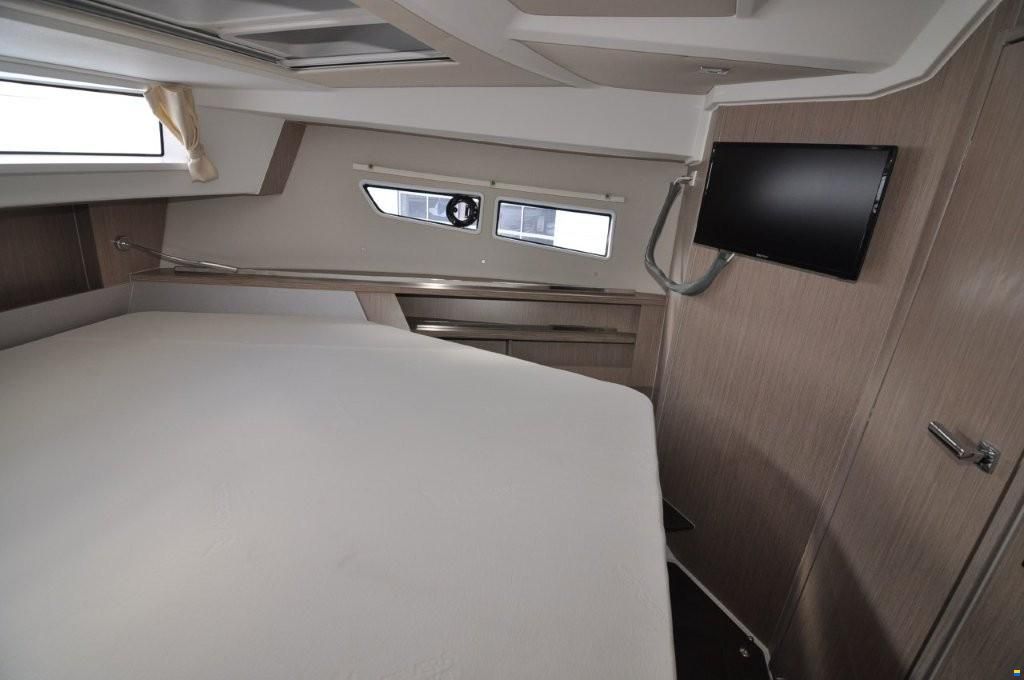 Sealine C 335